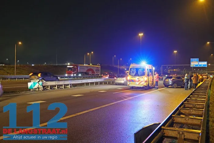Bestuurster botst met auto tegen vangrail aan op de A59 Waalwijk 4 Bestuurster botst met auto tegen vangrail aan op de A59 Waalwijk 112 De Langstraat