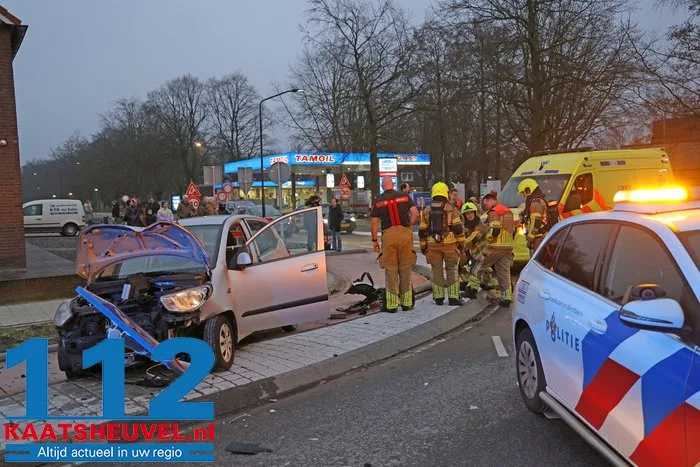 Automobiliste verliest macht over het stuur en knalt tegen verkeersbord en lantaarnpaal in Waalwijk 3 Automobiliste verliest macht over het stuur en knalt tegen verkeersbord en lantaarnpaal in Waalwijk 112 De Langstraat