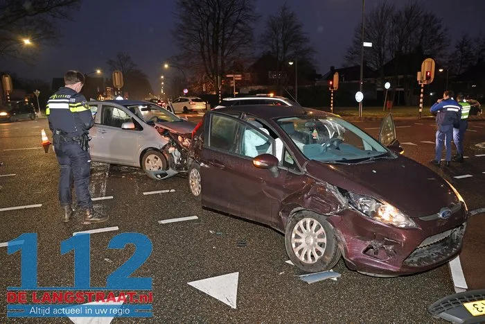 Twee auto’s botsen op elkaar op kruising aan de Noorder Parallelweg Waalwijk 3 Twee auto’s botsen op elkaar op kruising aan de Noorder Parallelweg Waalwijk 112 De Langstraat