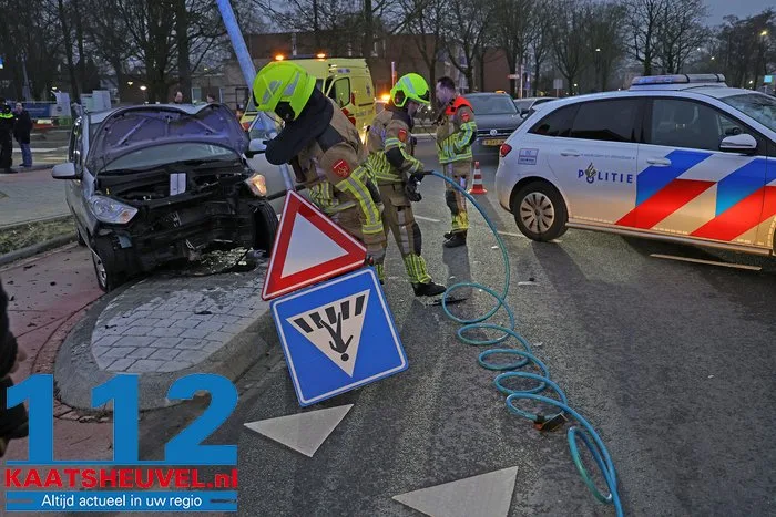 Automobiliste verliest macht over het stuur en knalt tegen verkeersbord en lantaarnpaal in Waalwijk 4 Automobiliste verliest macht over het stuur en knalt tegen verkeersbord en lantaarnpaal in Waalwijk 112 De Langstraat