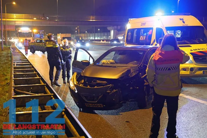 Bestuurster botst met auto tegen vangrail aan op de A59 Waalwijk 5 Bestuurster botst met auto tegen vangrail aan op de A59 Waalwijk 112 De Langstraat