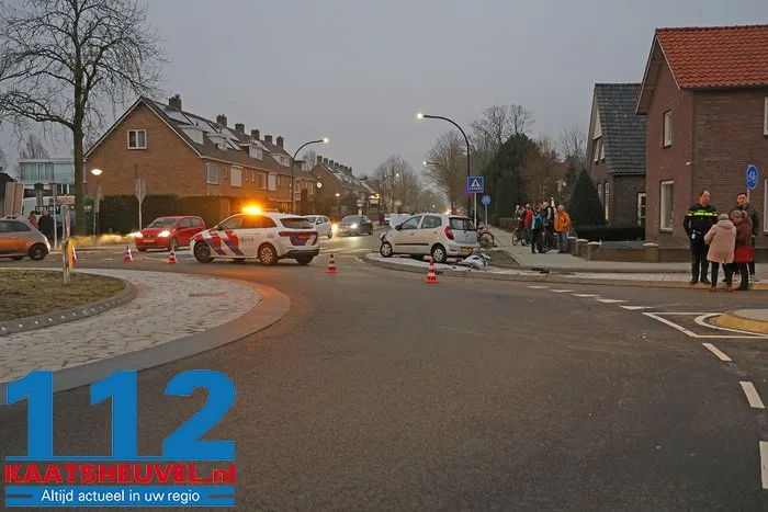 Automobiliste verliest macht over het stuur en knalt tegen verkeersbord en lantaarnpaal in Waalwijk 5 Automobiliste verliest macht over het stuur en knalt tegen verkeersbord en lantaarnpaal in Waalwijk 112 De Langstraat