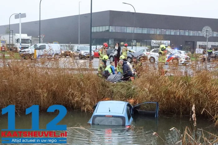 Auto in sloot na botsing op kruising, bestuurder gewond 2 Auto in sloot na botsing op kruising, bestuurder gewond 112 De Langstraat