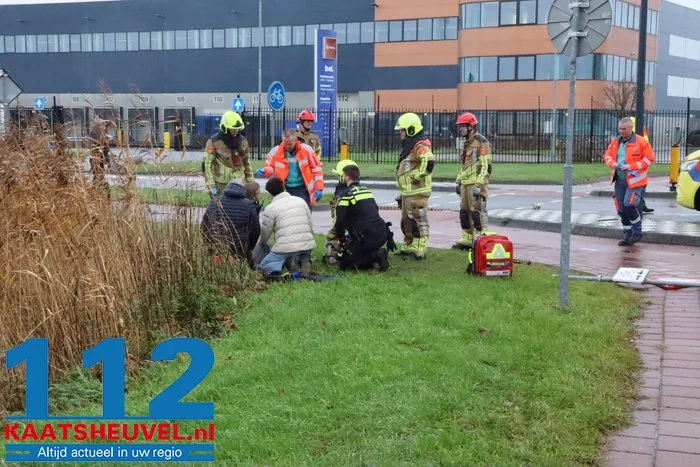 Auto in sloot na botsing op kruising, bestuurder gewond 3 Auto in sloot na botsing op kruising, bestuurder gewond 112 De Langstraat