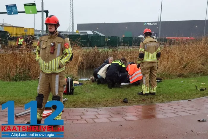Auto in sloot na botsing op kruising, bestuurder gewond 4 Auto in sloot na botsing op kruising, bestuurder gewond 112 De Langstraat