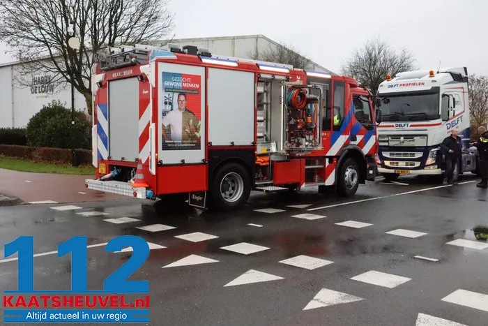 Auto in sloot na botsing op kruising, bestuurder gewond 5 Auto in sloot na botsing op kruising, bestuurder gewond 112 De Langstraat