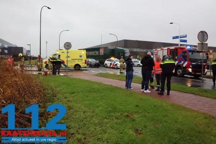 Auto in sloot na botsing op kruising, bestuurder gewond 6 Auto in sloot na botsing op kruising, bestuurder gewond 112 De Langstraat