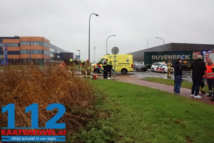 Auto in sloot na botsing op kruising, bestuurder gewond 7 Auto in sloot na botsing op kruising, bestuurder gewond 112 De Langstraat