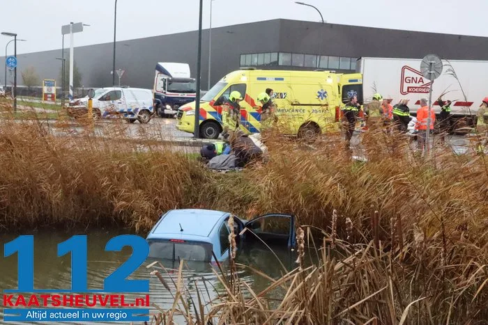 Auto in sloot na botsing op kruising, bestuurder gewond 8 Auto in sloot na botsing op kruising, bestuurder gewond 112 De Langstraat