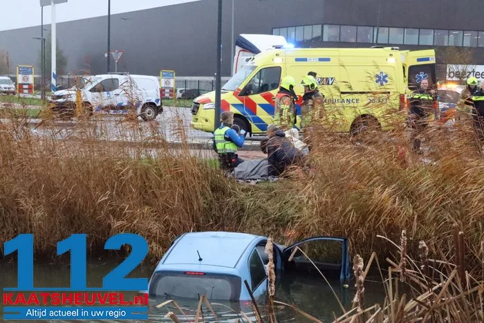 Auto in sloot na botsing op kruising, bestuurder gewond 9 Auto in sloot na botsing op kruising, bestuurder gewond 112 De Langstraat