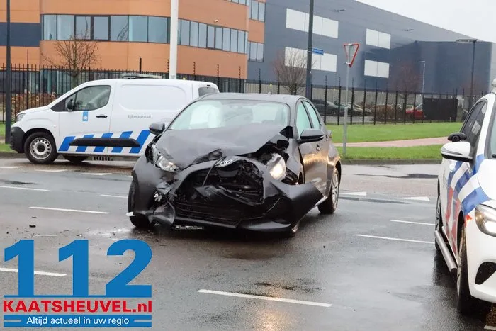 Auto in sloot na botsing op kruising, bestuurder gewond 10 Auto in sloot na botsing op kruising, bestuurder gewond 112 De Langstraat