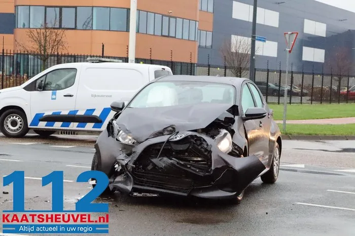 Auto in sloot na botsing op kruising, bestuurder gewond 11 Auto in sloot na botsing op kruising, bestuurder gewond 112 De Langstraat