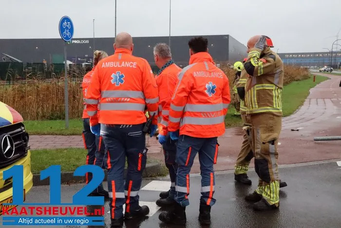 Auto in sloot na botsing op kruising, bestuurder gewond 12 Auto in sloot na botsing op kruising, bestuurder gewond 112 De Langstraat