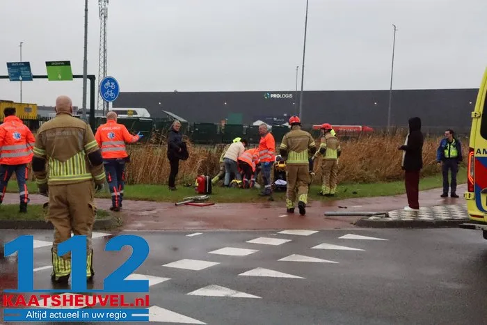 Auto in sloot na botsing op kruising, bestuurder gewond 13 Auto in sloot na botsing op kruising, bestuurder gewond 112 De Langstraat