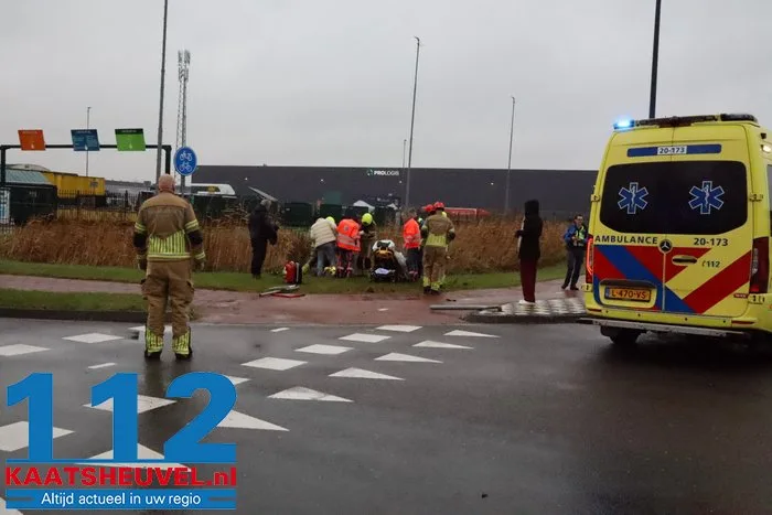 Auto in sloot na botsing op kruising, bestuurder gewond 14 Auto in sloot na botsing op kruising, bestuurder gewond 112 De Langstraat