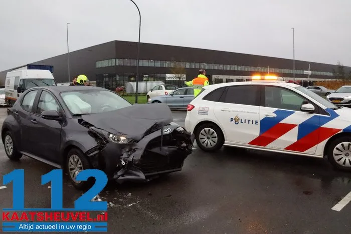 Auto in sloot na botsing op kruising, bestuurder gewond 16 Auto in sloot na botsing op kruising, bestuurder gewond 112 De Langstraat