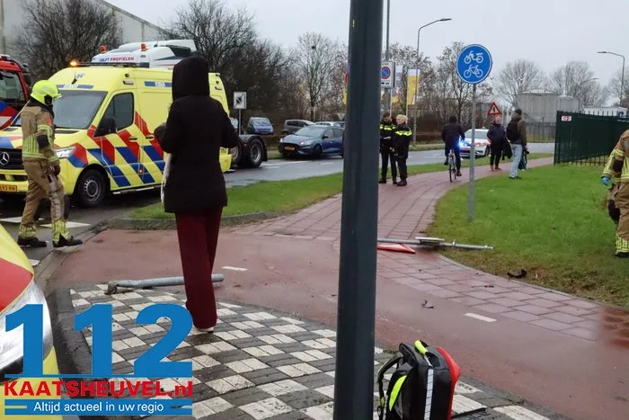 Auto in sloot na botsing op kruising, bestuurder gewond 17 Auto in sloot na botsing op kruising, bestuurder gewond 112 De Langstraat
