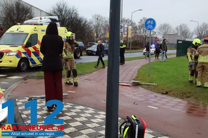 Auto in sloot na botsing op kruising, bestuurder gewond 18 Auto in sloot na botsing op kruising, bestuurder gewond 112 De Langstraat