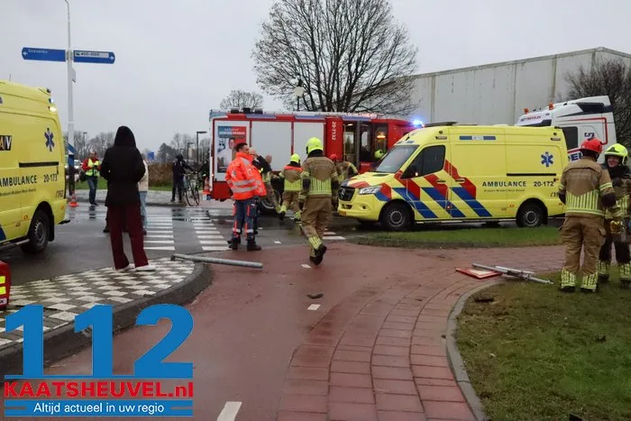 Auto in sloot na botsing op kruising, bestuurder gewond 19 Auto in sloot na botsing op kruising, bestuurder gewond 112 De Langstraat