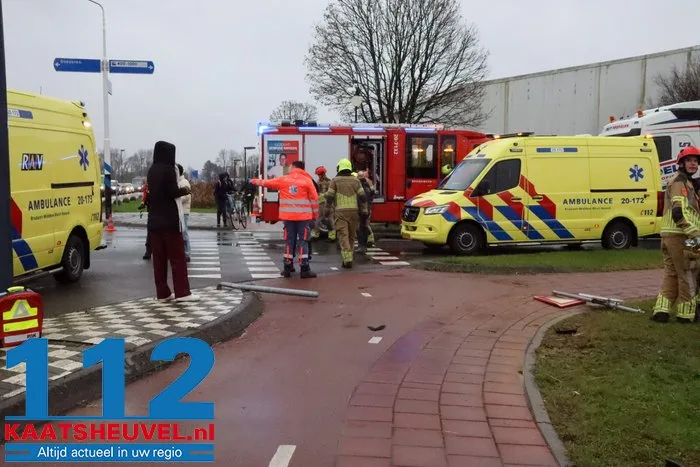 Auto in sloot na botsing op kruising, bestuurder gewond 20 Auto in sloot na botsing op kruising, bestuurder gewond 112 De Langstraat