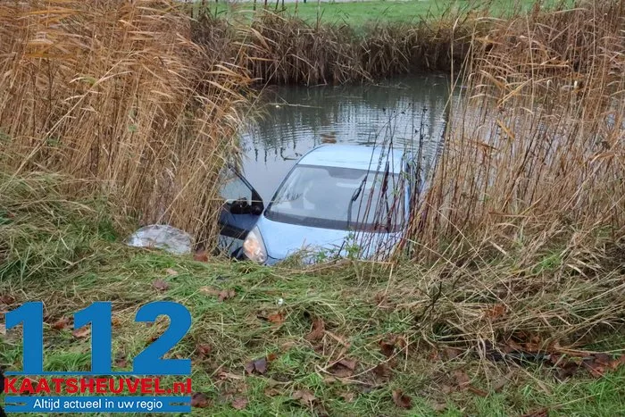 Auto in sloot na botsing op kruising, bestuurder gewond 21 Auto in sloot na botsing op kruising, bestuurder gewond 112 De Langstraat