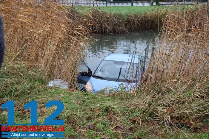 Auto in sloot na botsing op kruising, bestuurder gewond 22 Auto in sloot na botsing op kruising, bestuurder gewond 112 De Langstraat