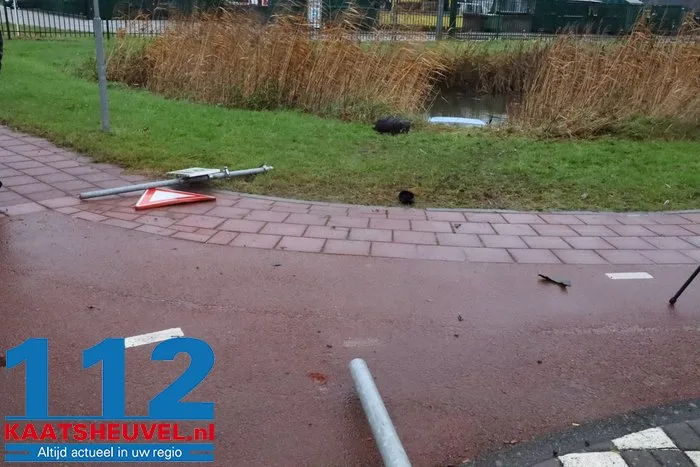 Auto in sloot na botsing op kruising, bestuurder gewond 24 Auto in sloot na botsing op kruising, bestuurder gewond 112 De Langstraat