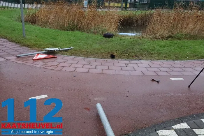 Auto in sloot na botsing op kruising, bestuurder gewond 25 Auto in sloot na botsing op kruising, bestuurder gewond 112 De Langstraat