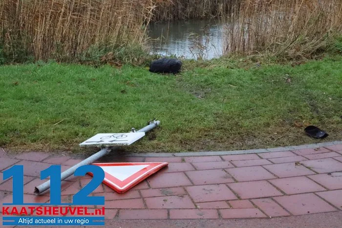 Auto in sloot na botsing op kruising, bestuurder gewond 27 Auto in sloot na botsing op kruising, bestuurder gewond 112 De Langstraat
