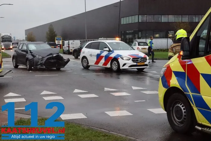 Auto in sloot na botsing op kruising, bestuurder gewond 28 Auto in sloot na botsing op kruising, bestuurder gewond 112 De Langstraat