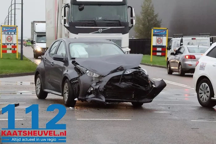 Auto in sloot na botsing op kruising, bestuurder gewond 29 Auto in sloot na botsing op kruising, bestuurder gewond 112 De Langstraat