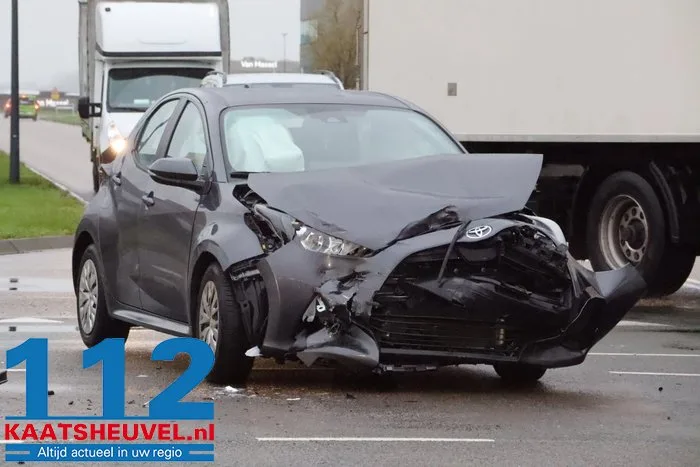 Auto in sloot na botsing op kruising, bestuurder gewond 30 Auto in sloot na botsing op kruising, bestuurder gewond 112 De Langstraat