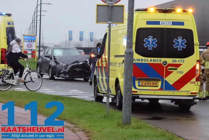 Auto in sloot na botsing op kruising, bestuurder gewond 31 Auto in sloot na botsing op kruising, bestuurder gewond 112 De Langstraat