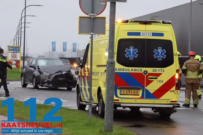 Auto in sloot na botsing op kruising, bestuurder gewond 32 Auto in sloot na botsing op kruising, bestuurder gewond 112 De Langstraat