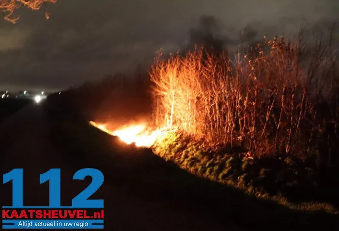 Grote stapel autobanden in brand buitengebied Elshout 1 Grote stapel autobanden in brand buitengebied Elshout 112 De Langstraat