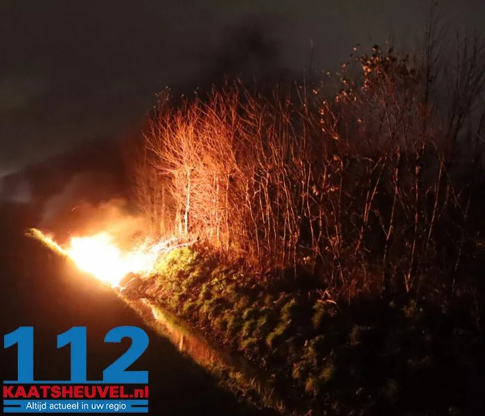 Grote stapel autobanden in brand buitengebied Elshout 3 Grote stapel autobanden in brand buitengebied Elshout 112 De Langstraat