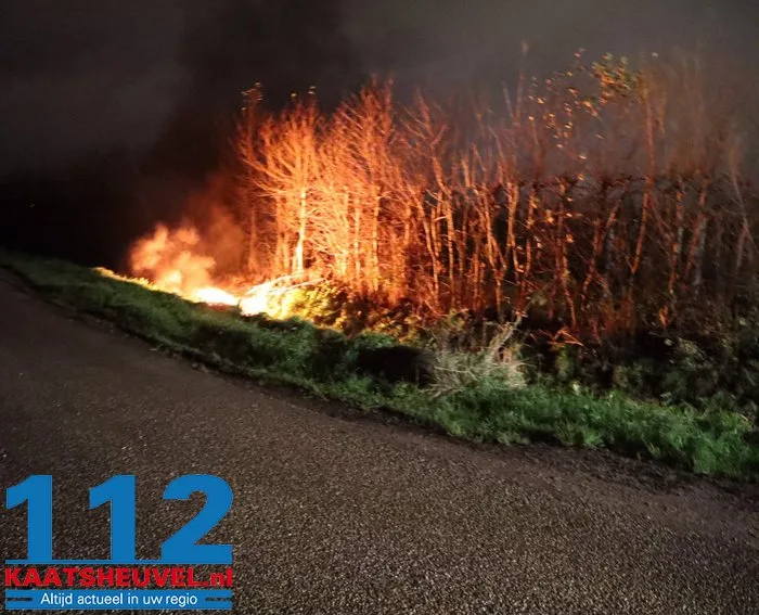 Grote stapel autobanden in brand buitengebied Elshout 4 Grote stapel autobanden in brand buitengebied Elshout 112 De Langstraat
