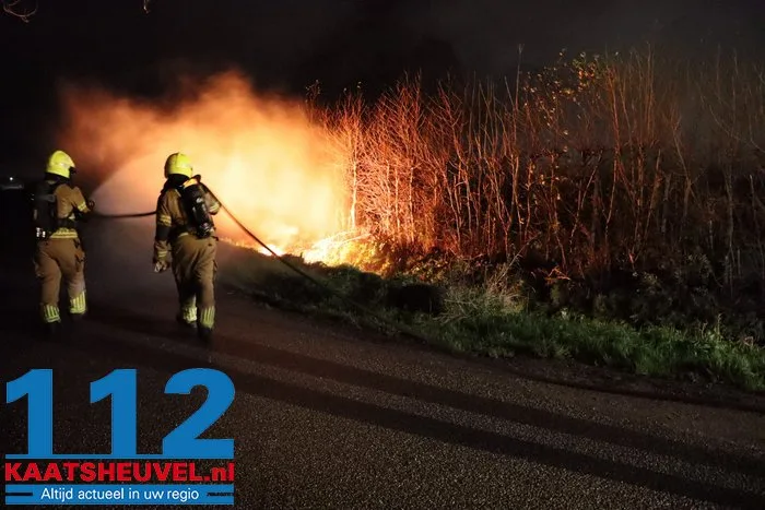 Grote stapel autobanden in brand buitengebied Elshout 5 Grote stapel autobanden in brand buitengebied Elshout 112 De Langstraat
