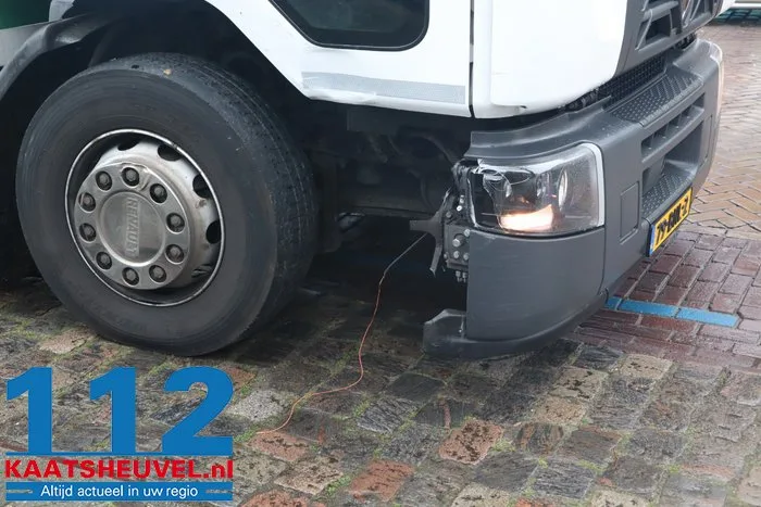 Truckchauffeur rijdt openstaand portier van geparkeerde auto kapot in Vlijmen, grote schade aan beide wagens 3 Truckchauffeur rijdt openstaand portier van geparkeerde auto kapot in Vlijmen, grote schade aan beide wagens 112 De Langstraat