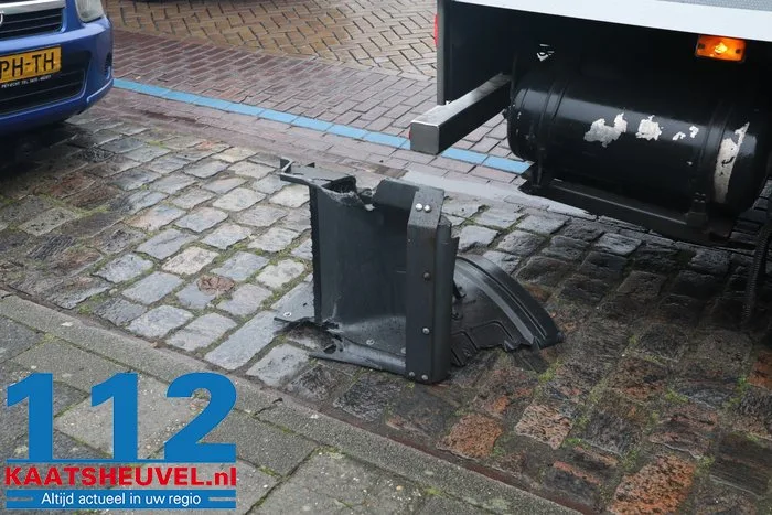 Truckchauffeur rijdt openstaand portier van geparkeerde auto kapot in Vlijmen, grote schade aan beide wagens 4 Truckchauffeur rijdt openstaand portier van geparkeerde auto kapot in Vlijmen, grote schade aan beide wagens 112 De Langstraat