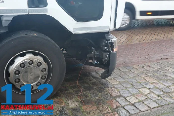 Truckchauffeur rijdt openstaand portier van geparkeerde auto kapot in Vlijmen, grote schade aan beide wagens 5 Truckchauffeur rijdt openstaand portier van geparkeerde auto kapot in Vlijmen, grote schade aan beide wagens 112 De Langstraat