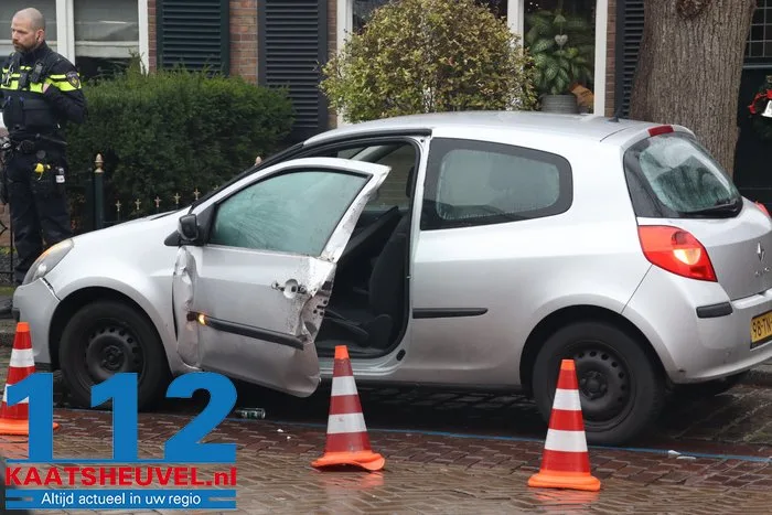 Truckchauffeur rijdt openstaand portier van geparkeerde auto kapot in Vlijmen, grote schade aan beide wagens 6 Truckchauffeur rijdt openstaand portier van geparkeerde auto kapot in Vlijmen, grote schade aan beide wagens 112 De Langstraat