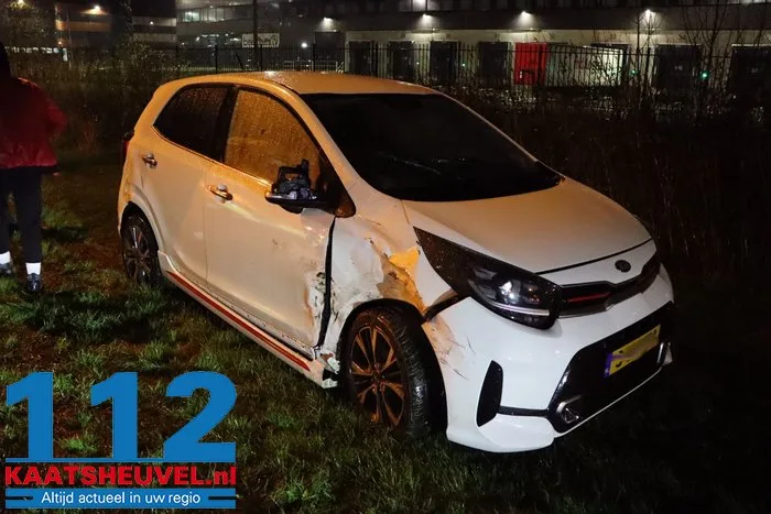 Vrouw raakt onwel na botsing met auto op ‘berucht kruispunt’ in Waalwijk 7 Vrouw raakt onwel na botsing met auto op ‘berucht kruispunt’ in Waalwijk 112 De Langstraat
