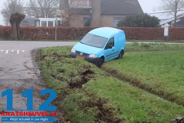 Auto belandt in sloot aan de Blaasbalgweg Waalwijk 2 Auto belandt in sloot aan de Blaasbalgweg Waalwijk 112 De Langstraat