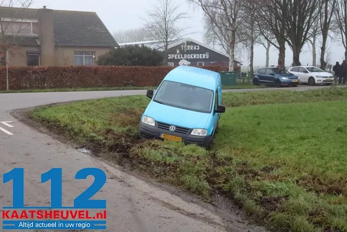Auto belandt in sloot aan de Blaasbalgweg Waalwijk 3 Auto belandt in sloot aan de Blaasbalgweg Waalwijk 112 De Langstraat