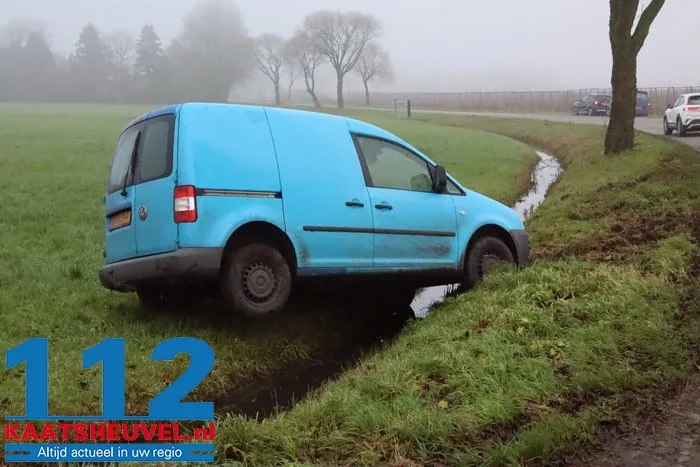 Auto belandt in sloot aan de Blaasbalgweg Waalwijk 4 Auto belandt in sloot aan de Blaasbalgweg Waalwijk 112 De Langstraat