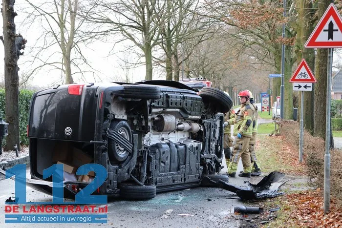 Bestelbusje op z'n kant na botsing met lesauto in Sprang-Capelle, flinke schade bij beide voertuigen 1 Bestelbusje op z'n kant na botsing met lesauto in Sprang-Capelle, flinke schade bij beide voertuigen 112 De Langstraat