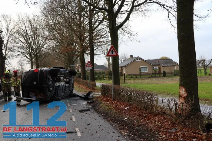 Bestelbusje op z'n kant na botsing met lesauto in Sprang-Capelle, flinke schade bij beide voertuigen 3 Bestelbusje op z'n kant na botsing met lesauto in Sprang-Capelle, flinke schade bij beide voertuigen 112 De Langstraat