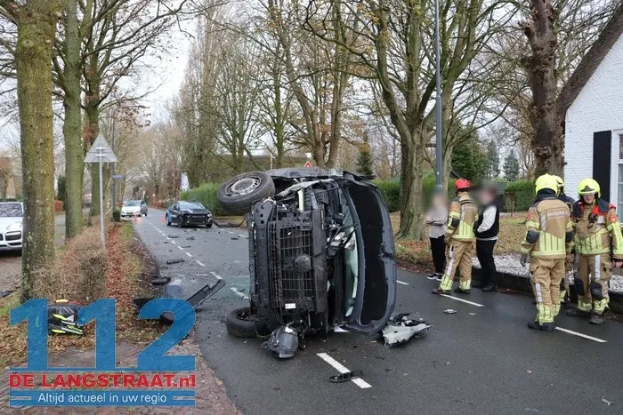 Bestelbusje op z'n kant na botsing met lesauto in Sprang-Capelle, flinke schade bij beide voertuigen 4 Bestelbusje op z'n kant na botsing met lesauto in Sprang-Capelle, flinke schade bij beide voertuigen 112 De Langstraat