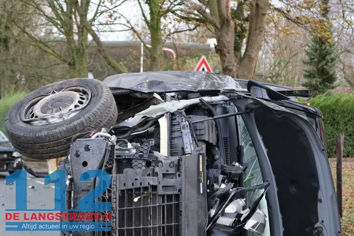 Bestelbusje op z'n kant na botsing met lesauto in Sprang-Capelle, flinke schade bij beide voertuigen 6 Bestelbusje op z'n kant na botsing met lesauto in Sprang-Capelle, flinke schade bij beide voertuigen 112 De Langstraat